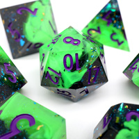 Jeu de dés en résine à bords vifs pour D&D, design vert-noir pailleté avec police violette pour le jeu de rôle Dungeons and Dragons - N23