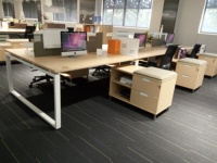 Poste de travail modulaire de bureau moderne MFC Steady pour 2 à 8 personnes avec designs personnalisables