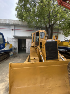 Bouteur sur chenilles CAT D6H d'occasion de haute qualité disponible en stock pour la distribution mondiale - Product Image 6