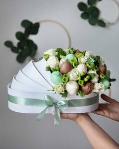 Panier en carton en forme de lit de bébé pour arrangement floral de fraises, idéal pour les cadeaux de baby shower - Product Image 1