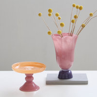 Bol sur piétement en verre soufflé à la main avec dessus abricot pêche et base rose framboise, support de présentation décoratif artistique moderne