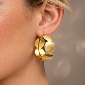 SOUMYA CREATIONS Pendientes de Aro de Latón Chapado en Oro de 18K con Diseño de Disco Texturizado, Joyería Moderna y Elegante para Mujer, Ideal para Fiestas - Product Image 4