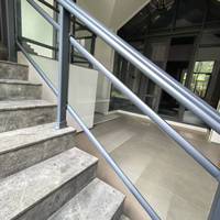 Rampe de sécurité moderne en verre trempé gris, fixation latérale en alliage d'aluminium pour escalier, balcon, salle de bain, cour, extérieur, villa