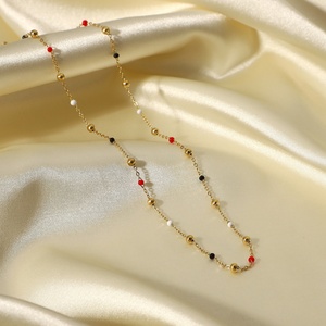 Collier à chaînes perlées plaqué or 18 carats en acier inoxydable avec émail rouge et noir - Product Image 5