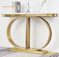 Table console moderne de luxe avec plateau en marbre noir et piètement en acier inoxydable doré, table console de luxe en métal doré pour hall d'hôtel