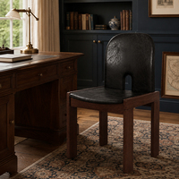 Chaise de salle à manger design avec dossier haut rembourré et détails découpés, structure en bois pour salle à manger, hôtel, design d'intérieur