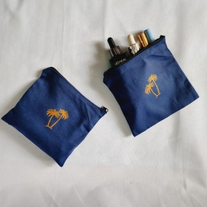 Bolsa de Algodón Azul Marino Personalizada con Cierre y Logotipo Dorado - Product Image 2