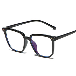 Gafas Qianai Square TR90 con Protección Anti Luz Azul para Mujer, Gafas para Computadora con Remaches Punteados Irregulares O3-30049, Montura Mediana - Product Image 1
