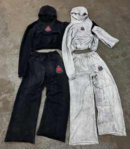 بدلات رياضية مخصصة بطباعة الشاشة الحريرية، هوديز وبنطلونات رياضية بخصر مطاطي وأرجل واسعة - Product Image 1