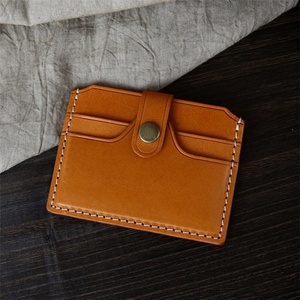 กระเป๋าสตางค์หนังวัวฟอกฝาดแบบวินเทจสั่งทำพิเศษ พร้อมช่องใส่บัตรและกระดุมปิด - Product Image 3