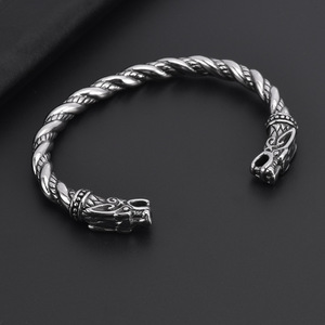 Bracelet manchette pour homme style punk en argent tibétain plaqué noir avec motif tête d'animal - Product Image 2