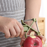 3-in-1 Multifunctionele handmatige plastic roestvrijstalen aardappel- en groenteschiller met slimme raspen, draagbaar voor de keuken