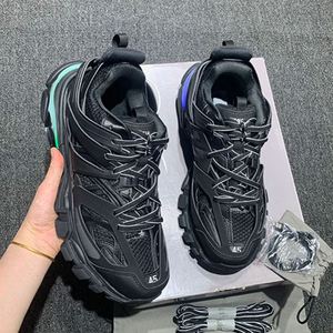 รองเท้าลำลองสุดเท่ห์ รุ่น Triple S 30 สีเทา ปี 2026 สำหรับผู้ชายและผู้หญิง รองเท้าผ้าใบดีไซน์เนอร์คุณภาพสูง พร้อมไฟ LED - Product Image 2