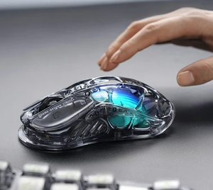Souris de jeu sans fil GravaStar Mercury M2 Transparent Black Tri-Mode PAW3395 26K DPI 79g en alliage de magnésium, récompensée par le Red Dot Award - Product Image 2