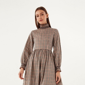 Robes décontractées pour femmes en coton pur à carreaux rétro personnalisables, à manches longues, durables, résistantes aux plis, style artistique plissé - Product Image 3