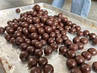 Machine à fabriquer des boules de bonbons à la tamarin Machine à rouler des boules de dattes Machine d'emballage automatique de boules de protéines au chocolat