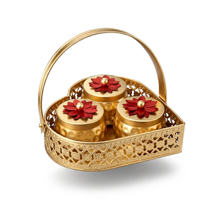 Ensemble de pots à épices en métal doré avec couvercles à fleurs rouges dans un panier en forme de cœur pour le rangement de la cuisine - Product Image 1