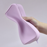 Étuis à crayons en silicone en gros, sacs de papeterie créatifs en forme de crayon, pochette lavable pour écoliers, vente en gros
