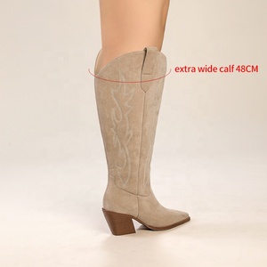 Stivali da cowboy da donna alti fino al ginocchio, extra larghi per polpacci, in finta pelle scamosciata <span class=keywords><strong>beige</strong></span>, stile western mimetico, comodi, con punta affusolata e tacco grosso - Product Image 4