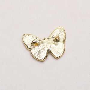 Broche de Moda de Nácar Natural Tilian, Diseño de Mariposa con Forma de Barco y Desgarrando el Capullo - Product Image 1