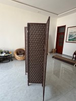 Paravent pliant moderne à 4 panneaux en corde de papier tressée légère et mobile, cadre en bois foncé, séparateur d'espace avec lattes de bambou pour l'intimité