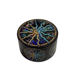 Broyeur à herbes manuel moderne en métal et zinc Impression complète 4 parties pour accessoires pour fumeurs dans une boîte en papier pour le tabac et les herbes - Product Image 4