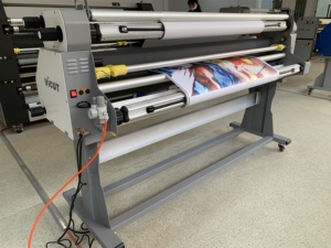 Équipement de revêtement de film en rouleau vertical pneumatique grand format à commande aisée, chariot de laminage large sur roues avec structure intégrée - Product Image 5