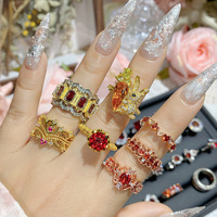 Bague de luxe en laiton plaqué or 14 carats avec zircon rouge taillé géométriquement, élégante et polyvalente pour femme, idéale pour mariage, fiançailles, fête ou cadeau