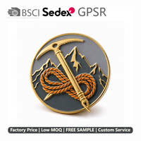 Broche personnalisée en émail dur motif piolet d'alpinisme, plaqué or, pour équipe d'escalade, MOQ 50 pièces