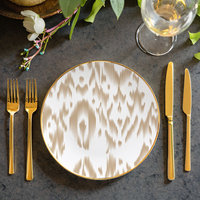 Assiettes de présentation de luxe à bordure dorée avec logo personnalisé Vaisselle de mariage Assiette écologique en porcelaine de Chine