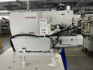 เครื่องเย็บห่วงเข็มขัดอัตโนมัติแบบสองเข็ม รุ่น RONMACK RM-254-DH พร้อมที่ตัดด้าย ใหม่ สำหรับโรงงานเสื้อผ้า - Product Image 3