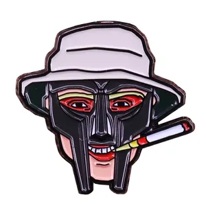 Face métallique S. Broche en émail fumant Thompson nouvelle broche inspirée de MF Doom