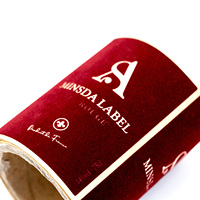 Etiqueta Adhesiva Impermeable de Alta Calidad para Vino y Bebidas, Rollo de Etiquetas con Impresión UV en Dorado y Acabado Flocado