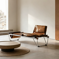 Chaise longue de style mid-century moderne avec structure en métal chromé et revêtement en cuir de vachette, inclinable