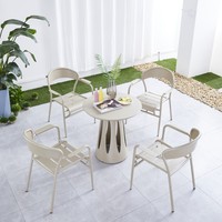 Table à manger moderne et durable en aluminium brun pour usage extérieur dans les hôtels, fermes, cours et restaurants - Légère et empilable