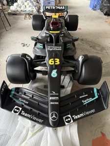 Sculpture d'art public personnalisée en fibre de verre renforcée de plastique, modèle de course de Formule 1, grande taille - Product Image 4