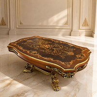Table basse en bois marqueterie antique avec pieds sculptés en forme de griffes dorées pour salon de villa