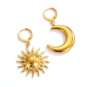 Pendientes de aro asimétricos Sun Moon Chapado en oro Pendientes de diseño celestial Joyería de declaración única para mujeres en estilo místico - Product Image 1