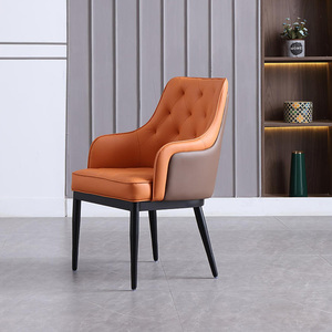 Silla moderna de piel con mechones y patas de madera negras para sala de estar y oficina - Product Image 6