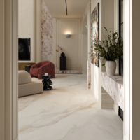 Dalles de pierre frittée blanches mates de luxe grand format à veines continues pour murs et sols de villas, penthouses, salles à manger, salons et halls