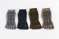 Vente en gros de chaussettes de yoga de fitness respirantes noires en coton avec logo personnalisé Chaussettes antidérapantes à cinq orteils pour hommes