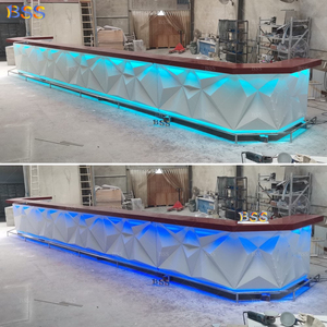 Idee Straordinarie per Banconi da Discoteca, Bancone Bar su Misura in Corian Bianco e Rosso, Grande Forma a U, Moderno Bancone Bar di Lusso con LED per Nightclub - Product Image 4