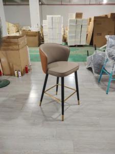 Tabouret de bar moderne en métal et cuir avec dossier haut pour usage commercial dans les restaurants, les cafés, les hôtels - Product Image 1