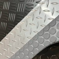 Schnelle Liefer geschwindigkeit Leicht zu reinigendes Bolzen muster Kunden spezifische Farbe Wasserdichter PVC-Teppich für Baustellen Innenhof