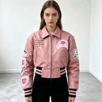 Blouson Bomber Court en Cuir PU avec Patch Chenille Personnalisé pour Femme, Blouson Moto OEM, Blouson Varsity Court Personnalisé