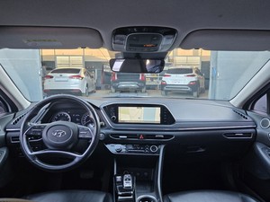 Voiture coréenne d'occasion abordable, berline blanche à essence, modèle 2020, avec clé intelligente, navigation, caméra et sièges chauffants - Product Image 5