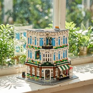 Ensemble de construction de bâtiment d'angle européen à 3 étages, modèle de pub-restaurant classique en briques avec balcon et cabine téléphonique, cadeau d'architecture DIY - Product Image 2