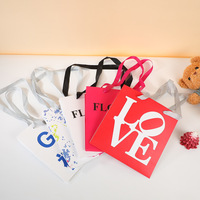 Sac fourre-tout rectangulaire floral style influenceur avec poignée en corde de coton et fermeture à bouton, sac cadeau bouquet en carton blanc pour la Saint-Valentin