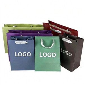 Bolsas de Papel Personalizadas Sofisticadas, Bolsas de Regalo Resistentes al Agua de Primera Calidad para Boutiques de Ropa - Product Image 3