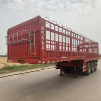 Semi-remorque de transport de bétail et de chevaux avec parois latérales fermées en acier